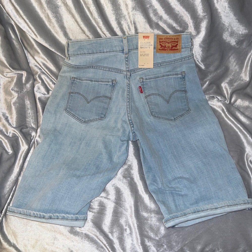 Levi’s Strauss classic Bermuda shorts brand new with tags- size 25-